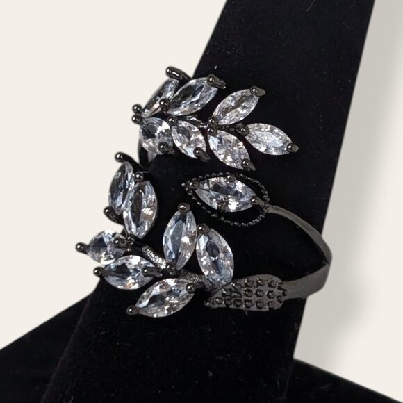 Dark Metal Glass Leaf Wrap Ring - Picture 2 of 7